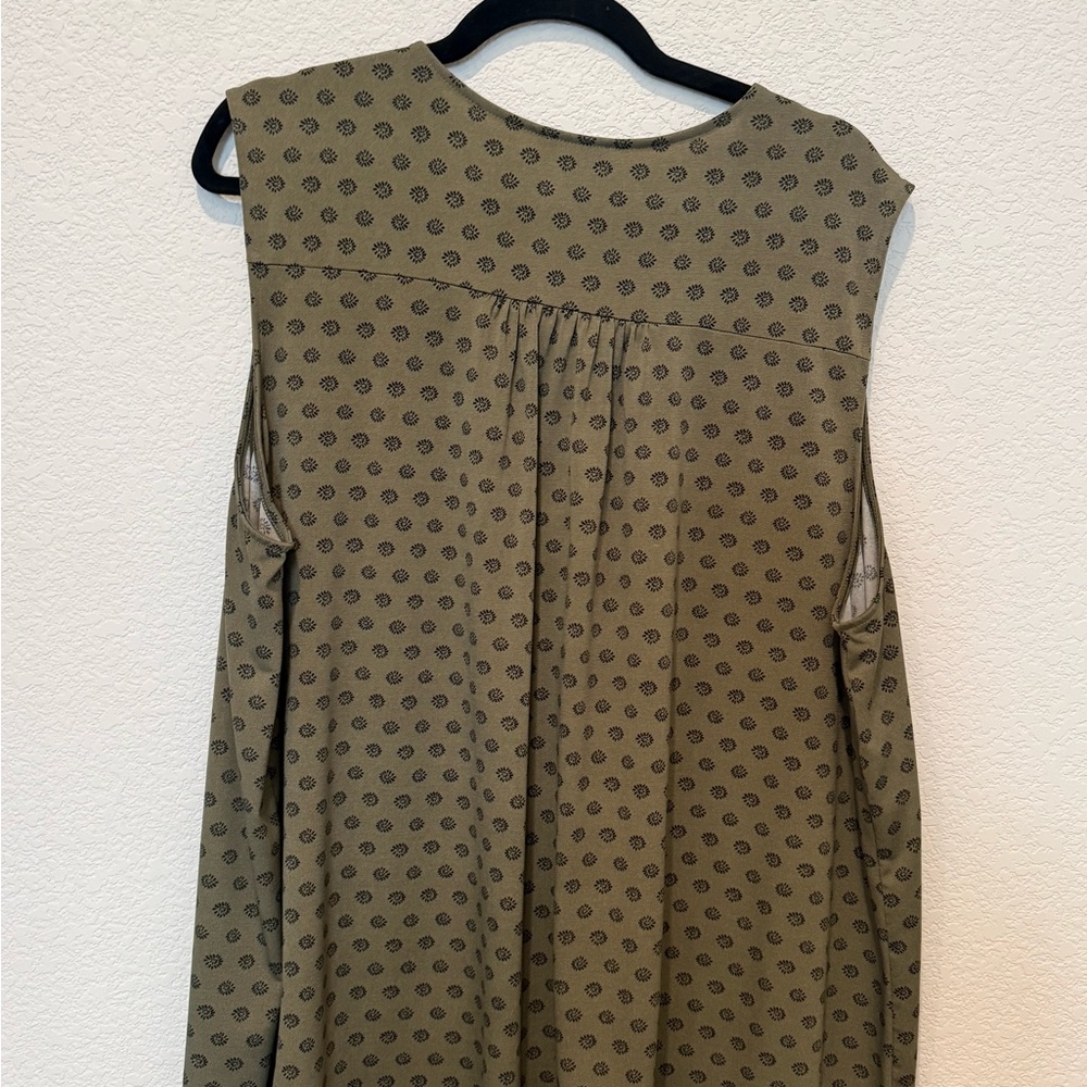 Vince Camuto Olive Patterned Sleeveless Blouse - Picture 2 of 3